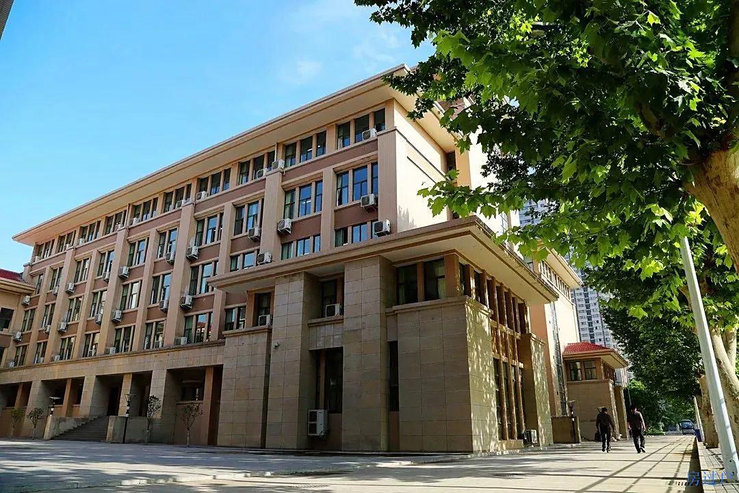 郑州二中：信息化、足球、管乐团、科技特长